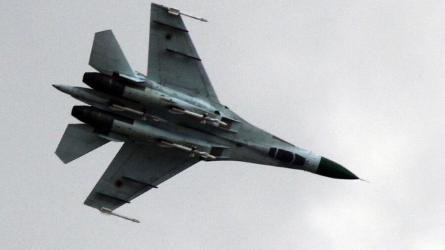Rusiya hərbçiləri Ukraynaya məxsus Su-27 təyyarəsiniVURDU