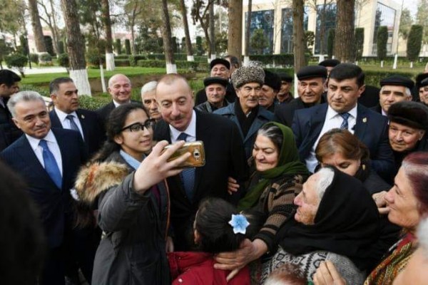 Prezident sakinlərlə "Azərbaycan" mahnısını oxudu - VİDEO 