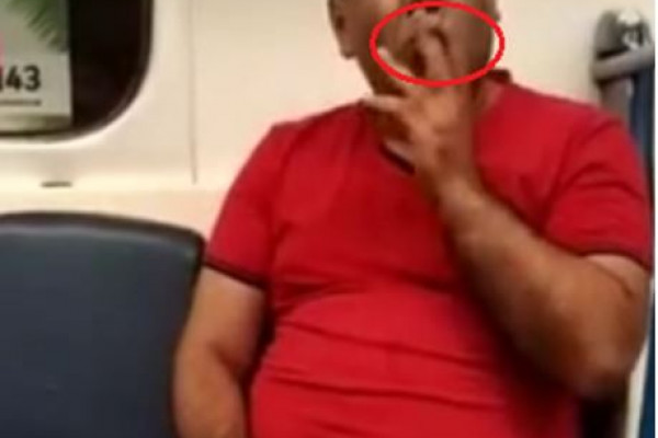 Bakı metrosunda biabırçılıq - Qatarda siqaret çəkdi (VİDEO)