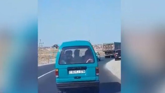 Sürücü avtomobilin yük yerində uşaqları daşıdı - Bakıda (VİDEO)