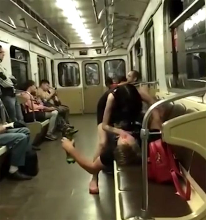 Metroda cütlükdən əxlaqsız hərəkət - FOTO
