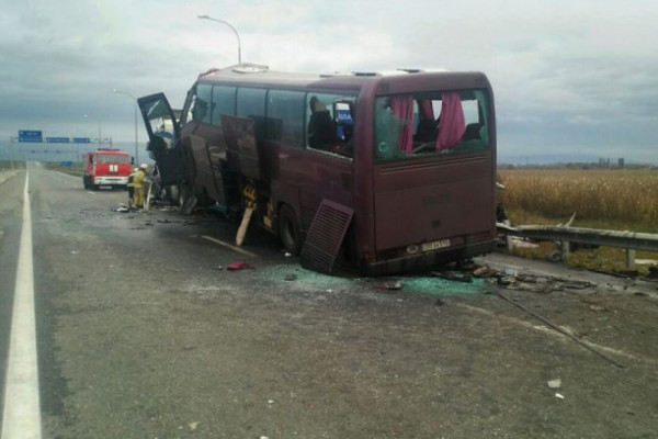 Ermənistanda avtobus qəzası: 18 nəfər xəsarət aldı