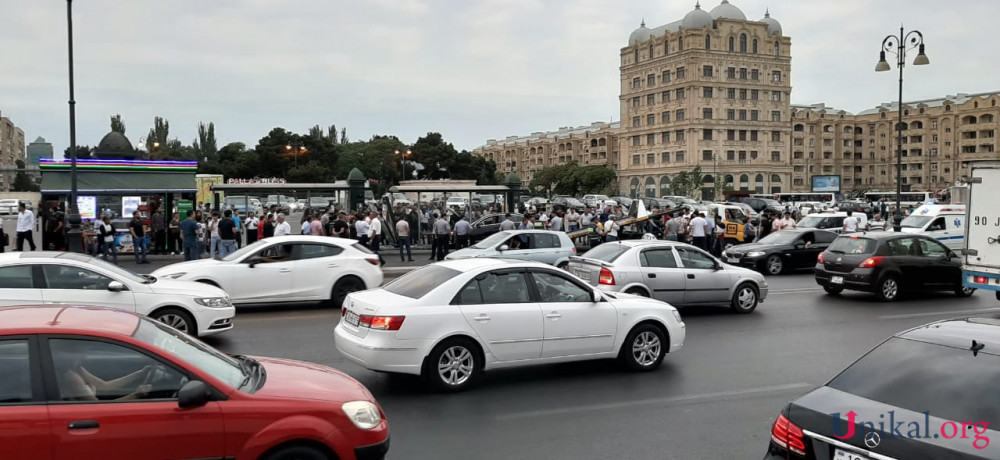 Paytaxtda avtomobil dayanacağa çırpıldı: yaralılar var - VİDEO (FOTO)