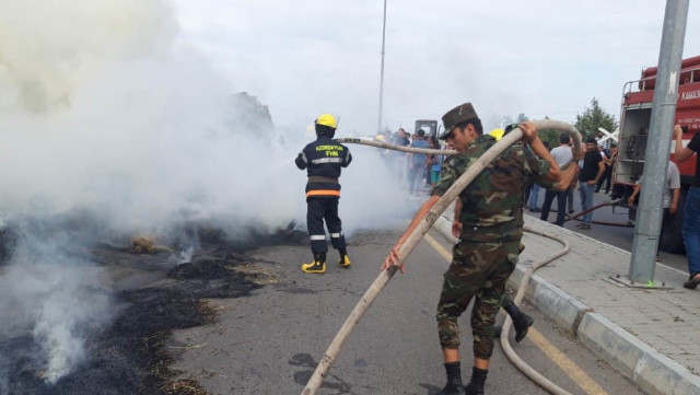 Bərdədə 300 ot bağlaması traktorun qoşqusunda yandı -Fotolar