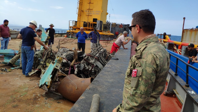 MiQ-29 döyüş təyyarəsinin qalıqları dənizdən çıxarıldı - FOTO
