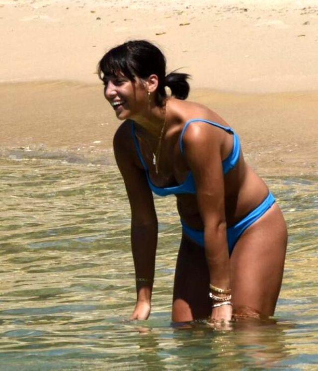 Hülya Avşarın qızından bikinili poz - FOTO