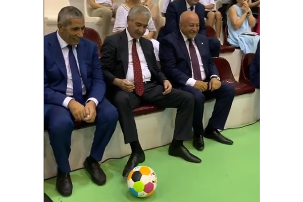 Əli Əhmədov azyaşlı uşaqla futbol oynadı - VİDEO