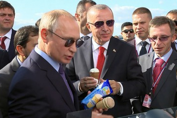 Putin Ərdoğana rus dondurması aldı -VİDEO