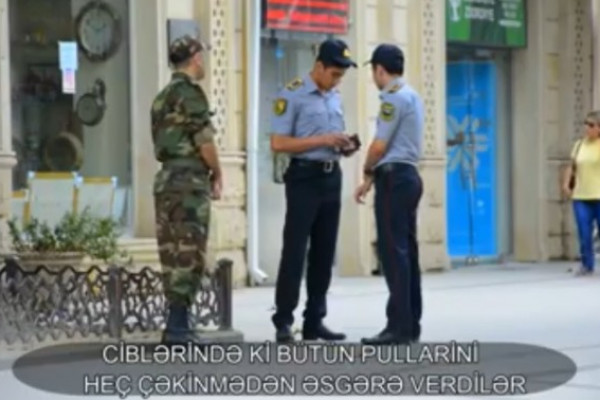 Azərbaycan polislərindən duyğulandıran addım: Son pullarını əsgərə verdilər (VİDEO)