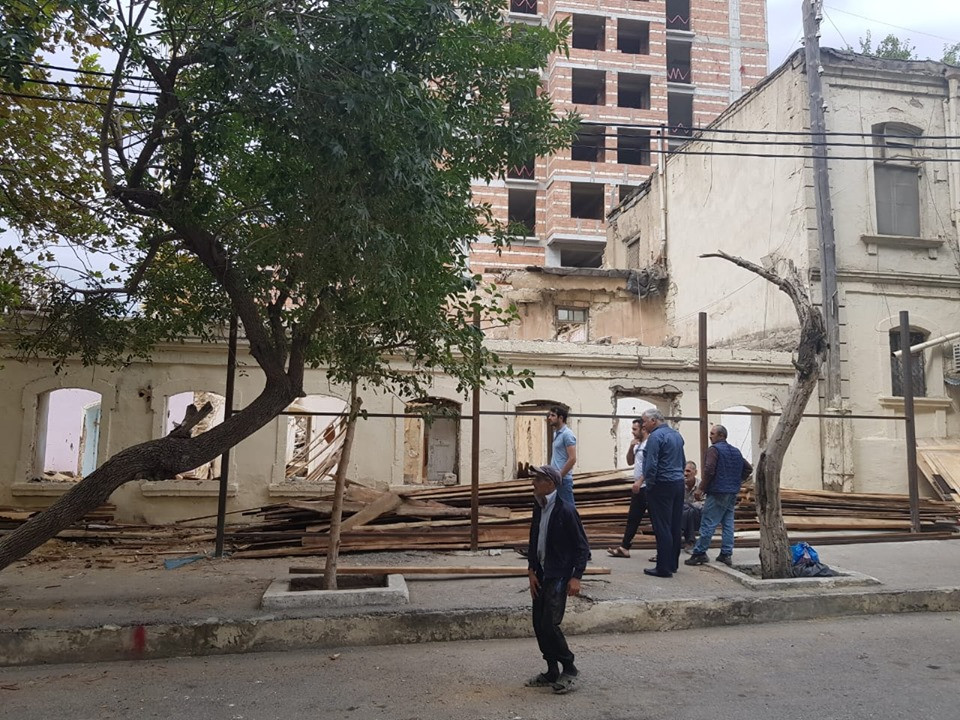 Deputat Əsabil Qasımov yaşlı kişinin mənzilini bu hala saldırdı — VİDEO