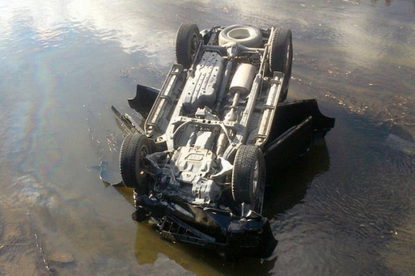 “Opel” çaya düşdü, sürücü öldü 