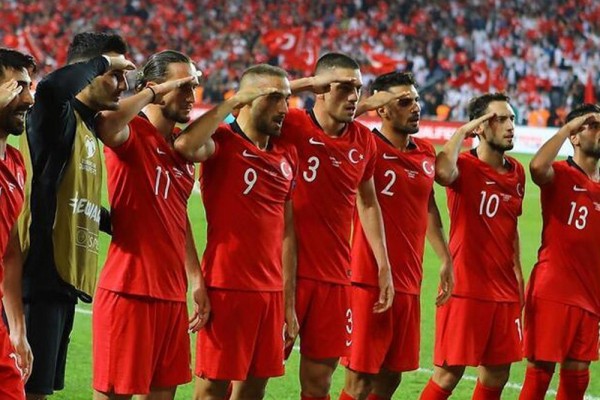 UEFA-dan “əsgər salamı” açıqlaması - FOTO
