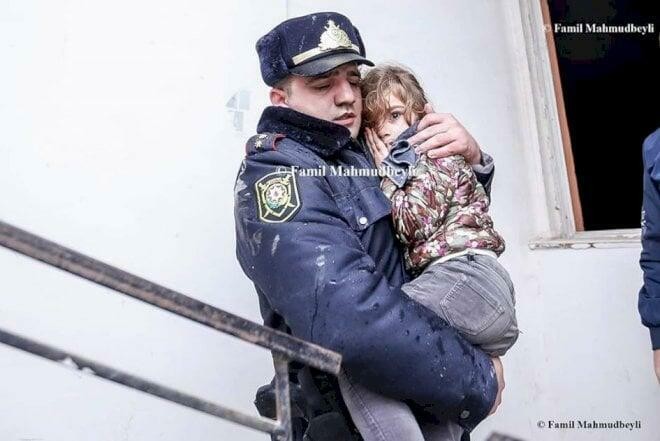 Bakıda polis azyaşlıları yanğından belə XİLAS ETDİ - FOTO