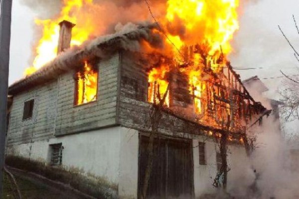 Novxanıda 3 otaqlı ev yandı 