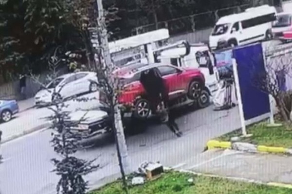 Yaşlı qadın evakuatorun qaldırdığı avtomobildən yıxıldı - VİDEO