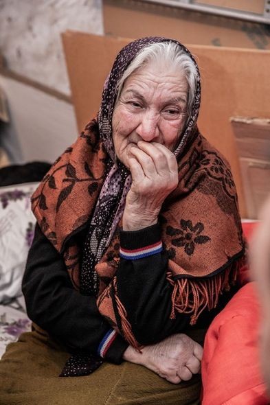 Elnur Allahverdiyev yaşlı qadının görüşünə getdi - FOTOLAR