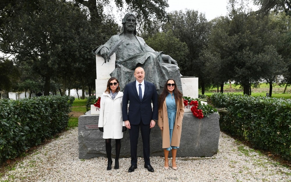 Prezident ailəsi ilə Romada Nizami Gəncəvinin abidəsini ziyarət edib - FOTOLAR