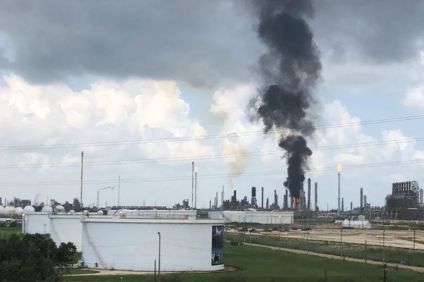ABŞ-da neft emalı zavodu yanır 