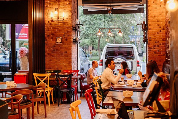 Qaydaları pozan kafe və restoranlar cərimələndi - FOTO