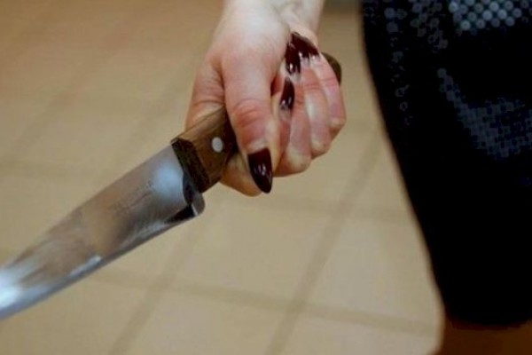 Abşeronda qadın 21 yaşlı gənci bıçaqladı 