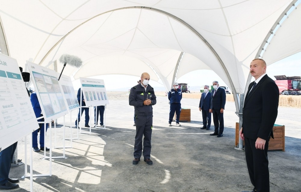 İlham Əliyev aqroparkın təqdimatında - FOTOLAR