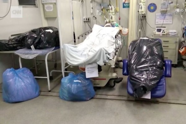 Koronavirusdan ölənləri zibil torbalarına yığdılar - FOTO