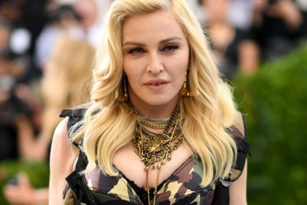 Madonna 61 yaşını çılpaq foto ilə qeyd etdi 