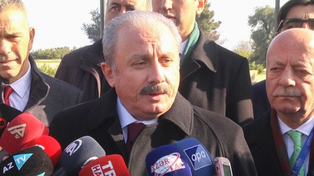Mustafa Şentop Ümummilli liderin məzarını, Şəhidlər xiyabanını və Bakı Türk şəhidliyini ziyarət etdi 