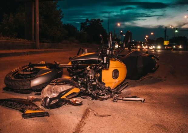 Abşeronda avtomobil motosikletlə toqquşdu 