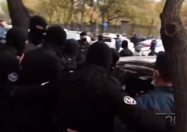 Ermənistanda 25 nəfər etiraz aksiyalarından polisə aparıldı