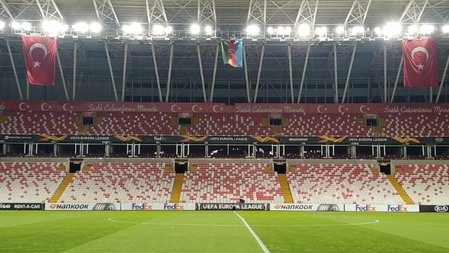 İstanbuldakı azarkeşlər "Qarabağ" və "Sivasspor" üçün toplaşır 