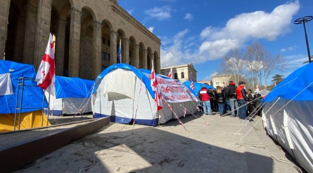 Gürcüstan parlamenti qarşısında çadırlar qurulub - AKSİYA (FOTOLAR)