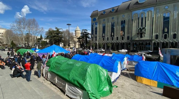Gürcüstan parlamenti qarşısında çadırlar qurulub - AKSİYA (FOTOLAR)