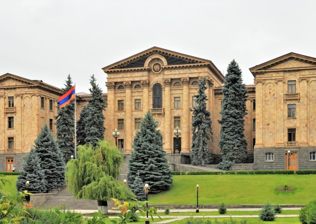 Ermənistan parlamentinin eyvanlarında snayperlər görüntüləndi (VİDEO)
