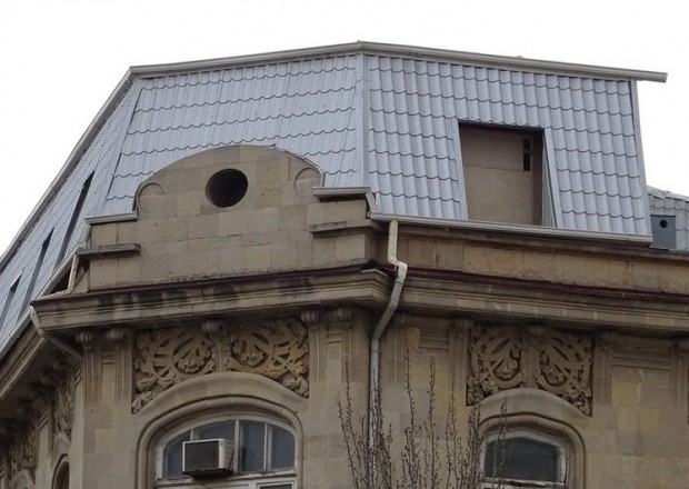 Bakıda tarixi binanın üzərində olan qanunsuz tikili sökülür- FOTO