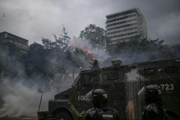 Kolumbiyada kütləvi etiraz: 24 ölü, 900 yaralı (FOTOLAR)