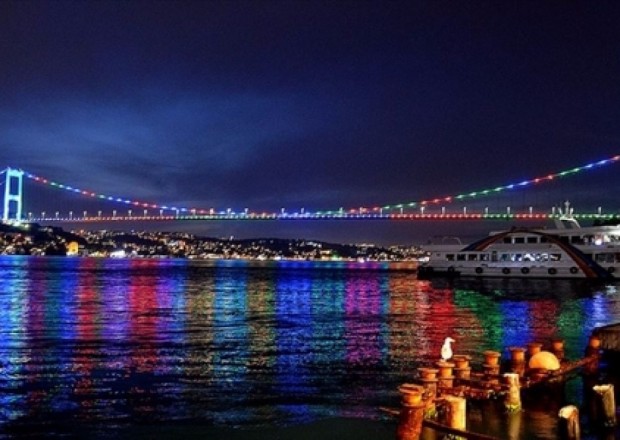 İstanbul körpüləri Azərbaycan bayrağının rəngləri ilə işıqlandırıldı