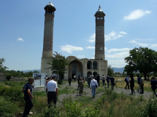 Diplomatlar Ağdam məscidində namaz qıldılar - FOTO