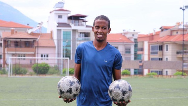 Afrikalı futbolçu fırıldaqçı “menecerlərin” qurbanı oldu - FOTOLAR