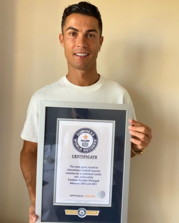 Ronaldonun adı "Ginnesin Dünya Rekordları"nda rəsmiləşdi (FOTO)