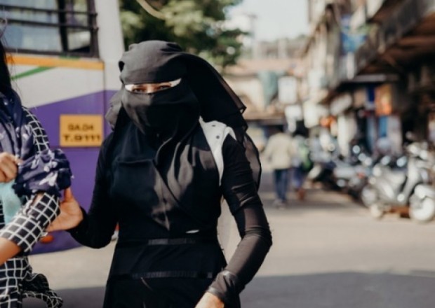 Taliban qızlara niqab taxdırmağa başladı
