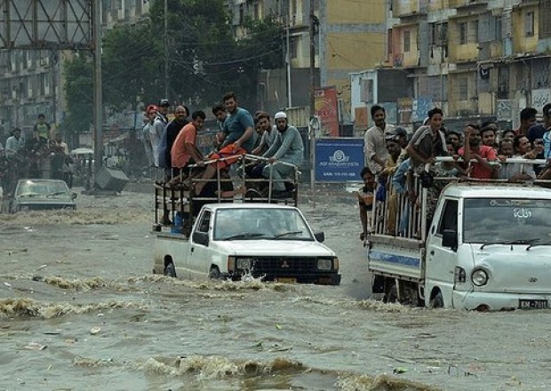 Pakistanda yağış və fırtına selə səbəb olub - VİDEO