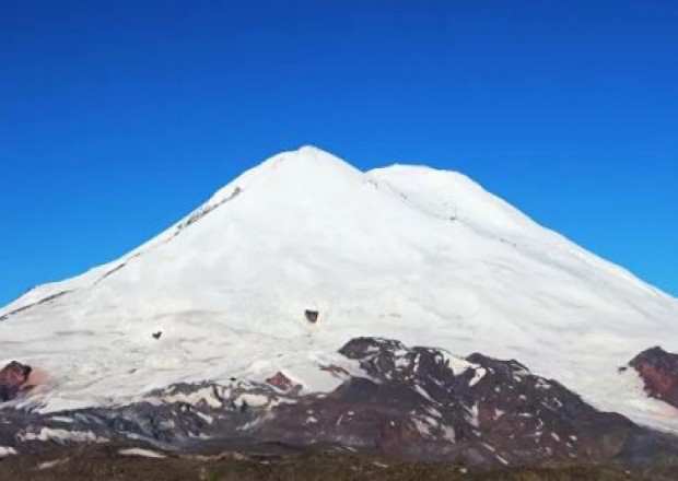 Elbrus dağında alpinistölüb