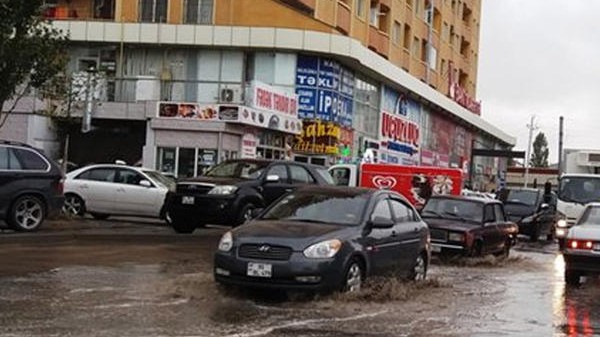 Güclü yağışdan sonra Bakı küçələri - VİDEO
