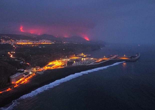 İspaniyada 10 gündür püskürən vulkan Atlantik okeanına çatdı - VİDEO