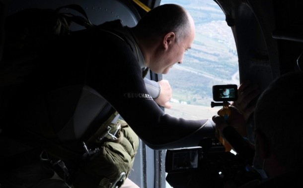 Gürcüstanın müdafiə naziri paraşütlə təyyarədən tullandı - FOTOLAR