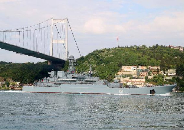Rusiyanın hərbi gəmisi İstanbul boğazında - VİDEO