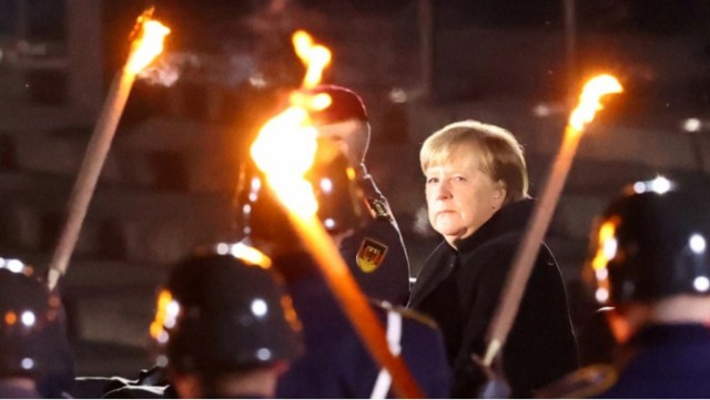 Angela Merkel vida etdi -VİDEO