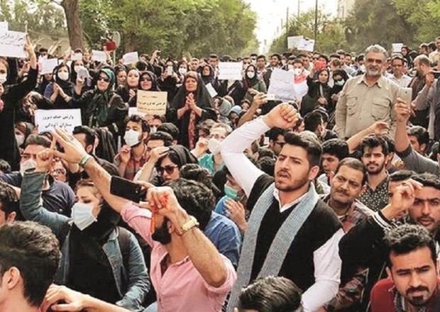 İranda etirazçılar mollanınqulağını kəsdi