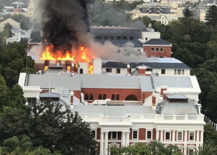 CAR-ın parlament binası yanğın nəticəsində çöküb -VİDEO (YENİLƏNİB)